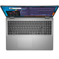 Srebrny laptop Dell Vostro 16 5640 z otwartą klapą, widocznym układem klawiatury wyspowej z blokiem numerycznym, touchpadem oraz ekranem wyświetlającym pulpit.