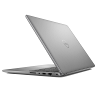 Srebrny laptop Dell Vostro 16 5640 widziany z profilu pod kątem, ukazujący smukłą obudowę, klawiaturę oraz zestaw portów komunikacyjnych na bocznej krawędzi.