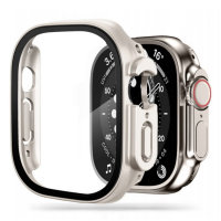 Tytanowe etui ochronne Tech-Protect Defense360 do Apple Watch 49mm z wbudowaną szybką, ukazane w trakcie nakładania na kopertę zegarka z widocznym przyciskiem.