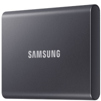 Dysk zewnętrzny Samsung T7 w kolorze czarnym, widok z profilu pod kątem ukazujący smukłą, metalową obudowę z wyraźnym logo marki na przednim panelu.
