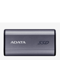 Szary dysk zewnętrzny ADATA SSD SC750 o minimalistycznym, podłużnym kształcie z czarnymi wykończeniami po bokach, widoczny od frontu z wyraźnym logo producenta.