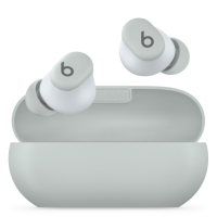 Słuchawki douszne Beats Solo Buds w kolorze storm gray z logo Beats, umieszczone nad otwartym etui ładującym w tym samym odcieniu szarości.