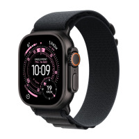 Apple Watch Ultra 3 w czarnej kopercie z czarną opaską Alpine, widok z profilu prezentujący tarczę z aktywnymi funkcjami kompasu oraz wysokościomierza.