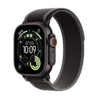 Apple Watch Ultra 3 w czarnej kopercie z opaską Trail w kolorze węgla drzewnego, widok z profilu na tarczę z aktywnymi funkcjami treningowymi i godziną 10:09.