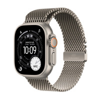 Apple Watch Ultra 3 w tytanowej kopercie z bransoletą mediolańską, widoczny z profilu z aktywną tarczą zegarka wskazującą godzinę 10:09 oraz dane o lokalizacji.