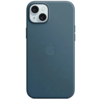 Etui Apple FineWoven w kolorze Pacific Blue do iPhone 15 Plus, widok na tylny panel z wycięciem na wyspę aparatów i wytłoczonym logo Apple na środku.