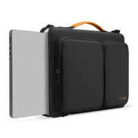 Czarne etui Tech-Protect Defender do MacBooka 13-14 cali z pomarańczową rączką, z którego wysunięty jest srebrny laptop Apple z widocznymi portami bocznymi.