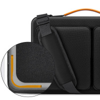 Czarne etui Tech-Protect Defender do Macbooka 13-14 cali z pomarańczową rączką, widoczne zbliżenie na wewnętrzną wyściółkę z ochronnym wzmocnieniem narożnika.