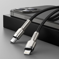Czarny kabel Baseus USB-C do Lightning Cafule Metal leżący na smartfonie iPhone z widoczną wyspą aparatów, z wyraźnym logo marki i oznaczeniem 20W na wtyczce.