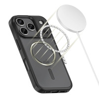 Czarne etui Tech-Protect MagMat XT do iPhone 17 Pro z widocznym pierścieniem magnetycznym MagSafe i ładowarką zbliżającą się do tylnej części obudowy.