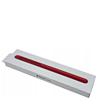 Czerwone etui Apple Pencil Case w oryginalnym opakowaniu z nadrukowanym logo Apple oraz nazwą produktu, widoczne w ujęciu z góry na białym tle.