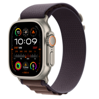 Apple Watch Ultra z granatowym paskiem Alpine Loop 49mm w rozmiarze M, widok z profilu na kopertę z cyfrową tarczą i pomarańczowym akcentem na koronce.