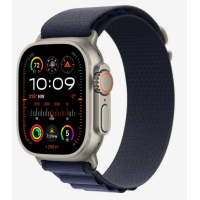 Apple Watch Ultra z kopertą w kolorze naturalnego tytanu i granatowym paskiem Alpine Loop, widoczny z profilu z aktywną tarczą kompasu i godziną 10:09.