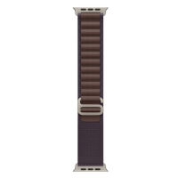 Pasek Apple Alpine Loop w kolorze indygo do Apple Watch 49mm, z widocznym tytanowym zapięciem typu G-hook oraz charakterystyczną teksturowaną strukturą splotu.