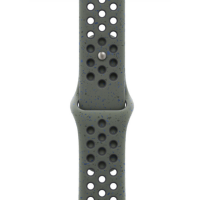 Silikonowy pasek Nike do Apple Watch w kolorze khaki z niebieskimi drobinkami, widoczne perforacje oraz metalowy trzpień zapięcia typu pin.
