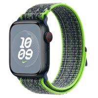 Apple Watch Nike z czarną kopertą i tarczą z godziną 10:09, wyposażony w dwukolorowy, zielono-szary pasek sportowy Nike z tkaniny o splocie typu loop.