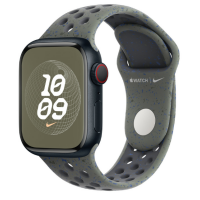 Apple Watch z silikonowym paskiem Nike w kolorze khaki z niebieskimi drobinkami, widoczny z boku z cyfrową tarczą zegarka wskazującą godzinę 10:09.