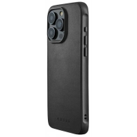 Czarne etui Mujjo Shield MagSafe do iPhone 15 Pro Max, widok z boku na przyciski funkcyjne, wyspę aparatów oraz wytłoczone logo marki na dolnej krawędzi.