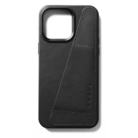 Czarne skórzane etui Mujjo z kieszonką na karty do iPhone 15 Pro Max, widok na tył z wycięciem na wyspę aparatów i wytłoczonym logotypem marki Mujjo.