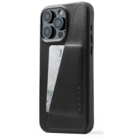Czarne skórzane etui Mujjo z kieszonką na kartę do iPhone 15 Pro Max, widok na tył urządzenia z potrójnym aparatem i wytłoczonym napisem marki.