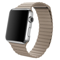 Apple Watch z kopertą w kolorze srebrnym oraz założoną skórzaną opaską w kolorze piaskowca, widok z boku na cyfrową koronkę i przycisk boczny urządzenia.