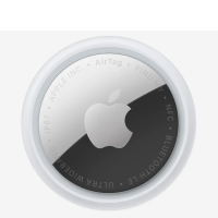 Biały lokalizator Apple AirTag z metalową obudową, na której widoczne jest logo Apple oraz napisy AirTag, Find My, NFC, Bluetooth LE, Ultra Wideband i IP67.