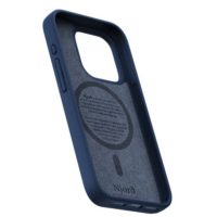 Granatowe etui Njord z łososiowej skóry do iPhone 15 Pro, ukazujące wnętrze z nadrukiem marki, wycięciem na aparat oraz magnetycznym pierścieniem MagSafe.