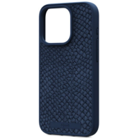 Granatowe etui Njord z łososiej skóry do iPhone 15 Pro z widoczną wyspą na aparat, przyciskami bocznymi oraz wytłoczonym logo marki w dolnej części obudowy.