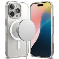 Przezroczyste etui Ringke Fusion MagSafe do iPhone 16 Pro z widoczną magnetyczną ładowarką przyłożoną do plecków oraz telefonem z przodu.