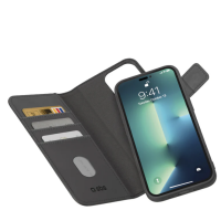 Czarne etui portfelowe SBS Duo Wallet Mag do iPhone 14 Pro z otwartą klapką, trzema miejscami na karty oraz widocznym ekranem telefonu z logo SBS.