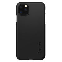 Czarne etui Spigen Core Armor do iPhone 11 Pro Max z widocznym wycięciem na potrójny aparat, logo producenta w prawym dolnym rogu oraz matowym wykończeniem.