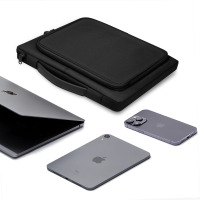 Czarne etui Tech-Protect Basic do MacBooka 13-14 cali obok otwartego laptopa Apple, tabletu iPad oraz smartfona iPhone na białym tle.