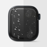 Porównanie ekranu Apple Watch 10 46 mm z folią ochronną Ringke Dual Easy i bez niej, ukazujące odporność na odciski palców oraz krople wody na powierzchni.