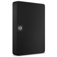 Czarny dysk twardy Seagate Expansion o teksturze w ukośne paski, widoczny w ujęciu izometrycznym z wyraźnym logo producenta na przednim panelu.