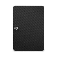 Zewnętrzny dysk twardy Seagate Expansion 2,5 cala w czarnej obudowie z charakterystyczną teksturą w ukośne paski oraz widocznym logo producenta na froncie.