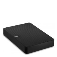 Czarny dysk twardy Seagate Expansion 2,5 cala o matowej, teksturowanej powierzchni z widocznym srebrnym logo producenta, ujęty pod kątem z góry.