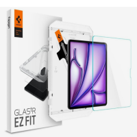 Szkło hartowane Spigen Glas.tr EZ Fit do iPad Air 13 z ramką montażową, widoczne opakowanie oraz proces nakładania ochrony na ekran tabletu Apple.