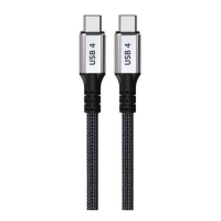 Dwa końce kabla USB-C z czarnym oplotem i srebrnymi wtyczkami z wyraźnym napisem USB 4, ustawione pionowo na białym tle, widoczne złącza i elastyczne osłony.