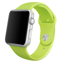 Apple Watch ze srebrną kopertą i silikonowym paskiem w kolorze limonkowym, widok z boku na cyfrową koronkę oraz przycisk boczny urządzenia.