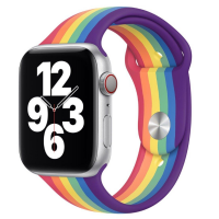 Silikonowy pasek Apple Pride Edition w tęczowe pasy do zegarka Apple Watch 44 mm, zamocowany do srebrnej koperty z widoczną tarczą wskazującą godzinę 10:10.