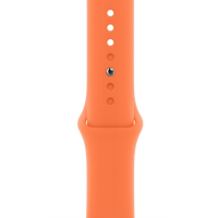 Pomarańczowy pasek silikonowy Apple do zegarka Apple Watch w rozmiarze 45 mm, widok na perforowaną część z metalowym trzpieniem zapięcia w kolorze srebrnym.
