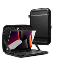Czarne etui Spigen Rugged Armor Pouch Pro dla Apple MacBook 15-16 cali, ukazujące otwartego laptopa wewnątrz pokrowca oraz drugą sztukę zamkniętą obok.
