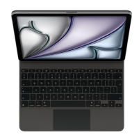 Apple Magic Keyboard w kolorze czarnym z gładzikiem, połączona z tabletem iPad Air 13 M3, widok z góry na otwartą klawiaturę i wyświetlacz urządzenia.