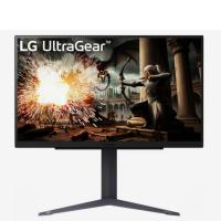 Monitor LG UltraGear 27GS75Q-B na czarnej podstawie z ekranem wyświetlającym scenę fantasy z łucznikiem i wybuchem, widok z przodu na matrycę z logotypem.