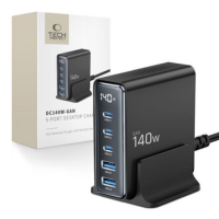 Czarna ładowarka sieciowa Tech-Protect DC140W-GAN z pięcioma portami, stojąca na podstawce obok opakowania z napisem 140W i nazwą modelu na białym tle.
