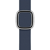 Skórzany pasek Apple z nowoczesną klamrą w kolorze błękitu otchłani do zegarka Apple Watch, widok na zapięcie z metalową ramką na tle paska w rozmiarze L.