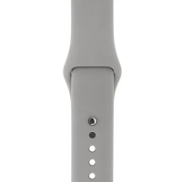 Szary silikonowy pasek Apple do zegarka Apple Watch, widok na miejsce mocowania koperty oraz rząd otworów do regulacji z metalowym trzpieniem zapięcia.