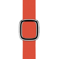 Czerwony pasek Apple z nowoczesną klamrą do Apple Watch, widok na metalowe zapięcie o zaokrąglonych krawędziach na skórzanym pasku w rozmiarze M.