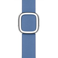 Jasnoniebieski skórzany pasek Apple z nowoczesną srebrną klamrą do zegarka Apple Watch, widok na zapięcie zintegrowane z fakturą paska w rozmiarze M.