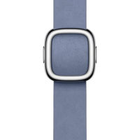 Pasek Apple z nowoczesną klamrą w kolorze lawendowego błękitu do zegarka Apple Watch, widok na srebrną metalową sprzączkę zapięcia na skórzanym pasku.